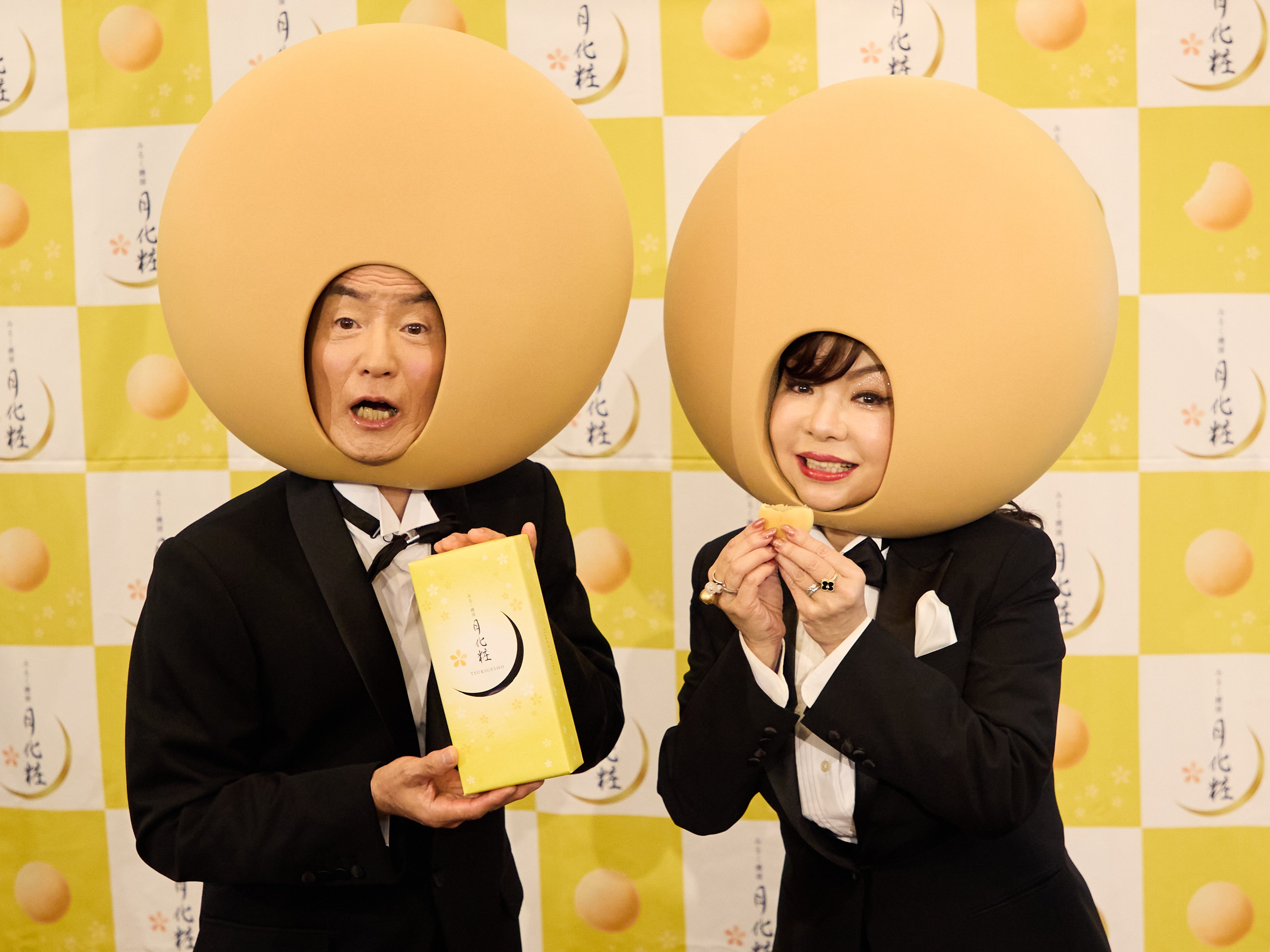 大平サブローとモモコが大阪名物「月化粧」新CMで共演! ダンス生披露
