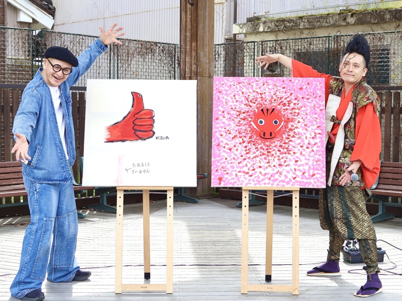 万博の「杉の座卓」が会津の赤べこアートに! 武将様＆毛塚先生がライブペインティングで「平和のハトに見えるね」