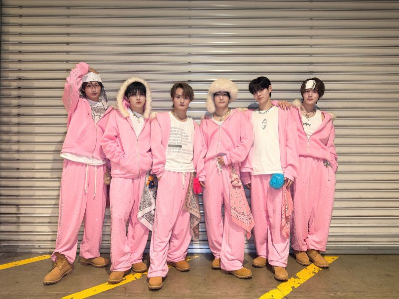 DXTEENが『KCON JAPAN 2026』でデビュー3周年を報告! TXTのデビュー曲を初カバー!