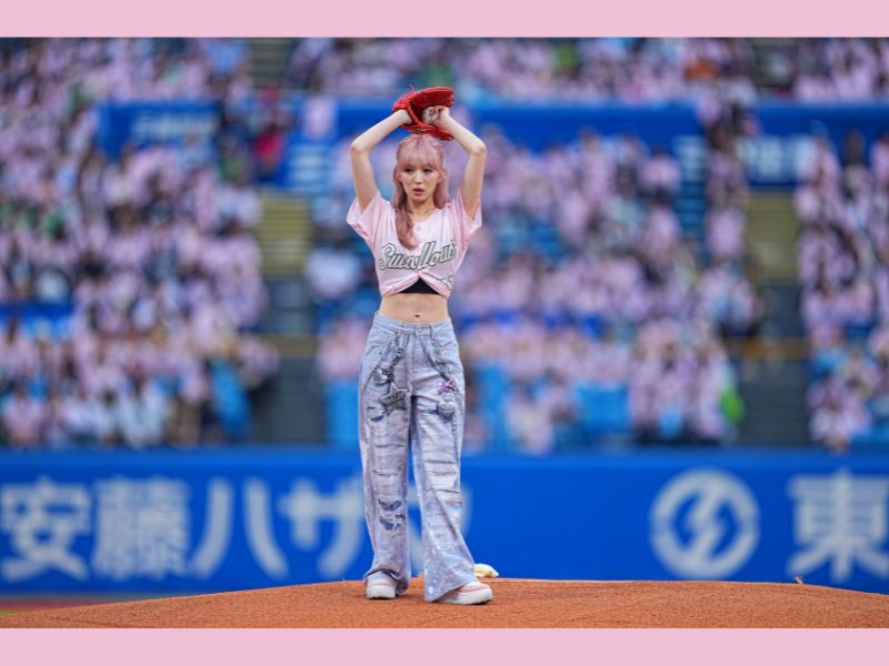 ME:IのSUZUが神宮球場で初の始球式! 「Swallows LADIES DAY 2026」で堂々の投球