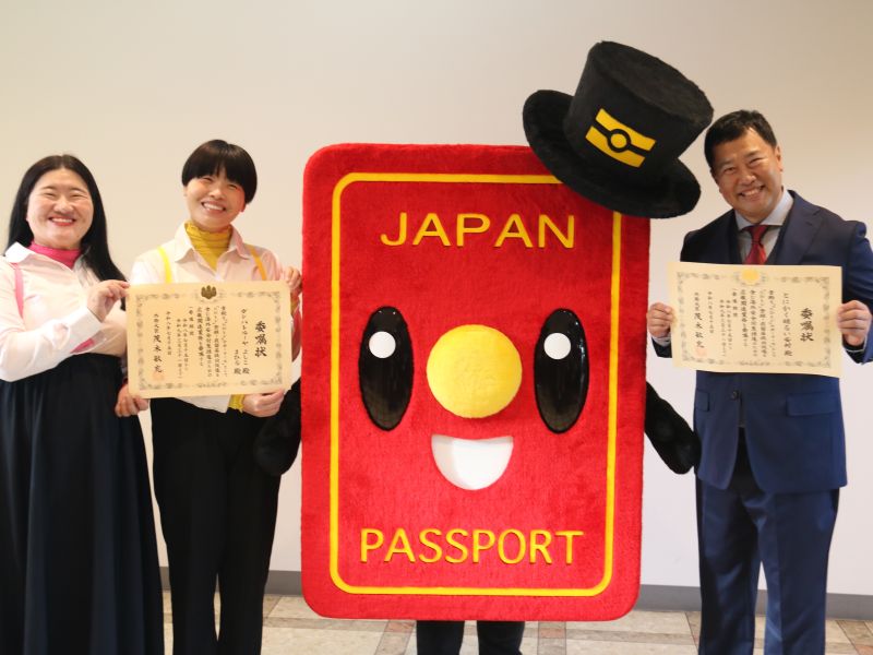 とにかく明るい安村＆ガンバレルーヤが海外渡航時の安心サービス「たびレジ」サポーター就任! 外務大臣の前で「安心してください!」