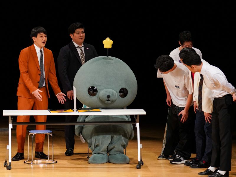 SNSで話題のキャラクター「タマ」が人気芸人と“お笑い武者修行”にチャレンジ! コーナー企画でマユリカ、ジョックロックらとガチンコ対決【真夏のラフフェス】