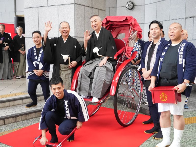 「天満天神繁昌亭」開場20周年記念で天神橋筋商店街を“お練り”! 桂文枝「若い子にチャンスを与えたい。次の世代に受け継ぐことが仕事」