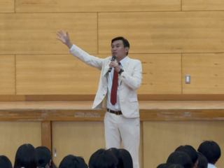 安井政史が高校生の前で「九州新喜劇」を実演！熱血指導で大分県立中津北高校が大爆笑の渦に
