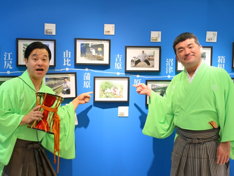 すゑひろがりずが撮影した“令和の東海道五十三次”が展示会に! 5年間半にわたる記録は「おっさん2人のナゾの写真が生まれた」