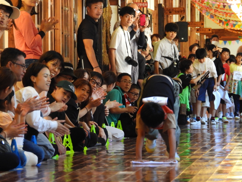床も心もピカピカに! 十手が盛り上げた奈良・御杖村「ザ！雑巾ダッシュ！！２０２６inみつえ」