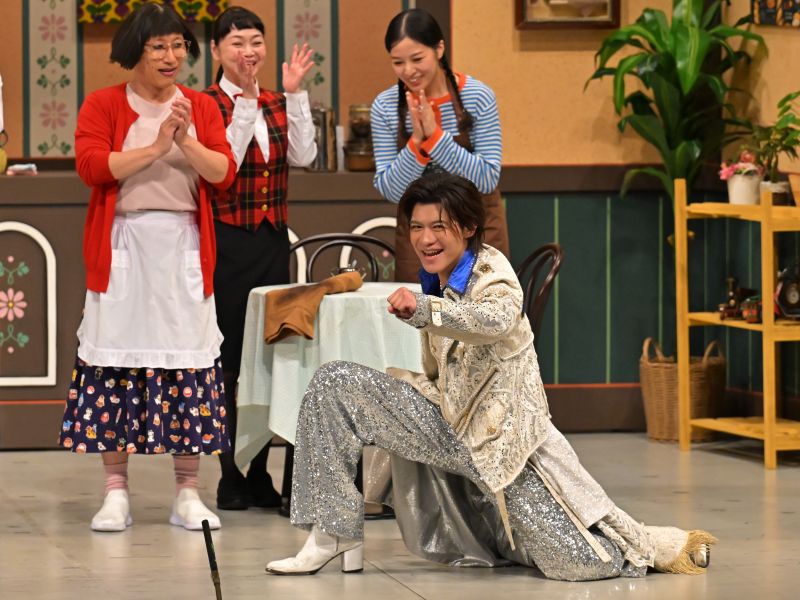 新浜レオンが吉本新喜劇にサプライズ出演! 笑いの殿堂でトレードマークの“膝スラ”「3年連続の紅白を目指してがんばります」